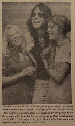 Photo from (unknown) newspaper Golden Earring's return from their first USA tour at Schiphol airport on June 26, showing Milly Gerritsen, Rinus Gerritsen and unknown girl.